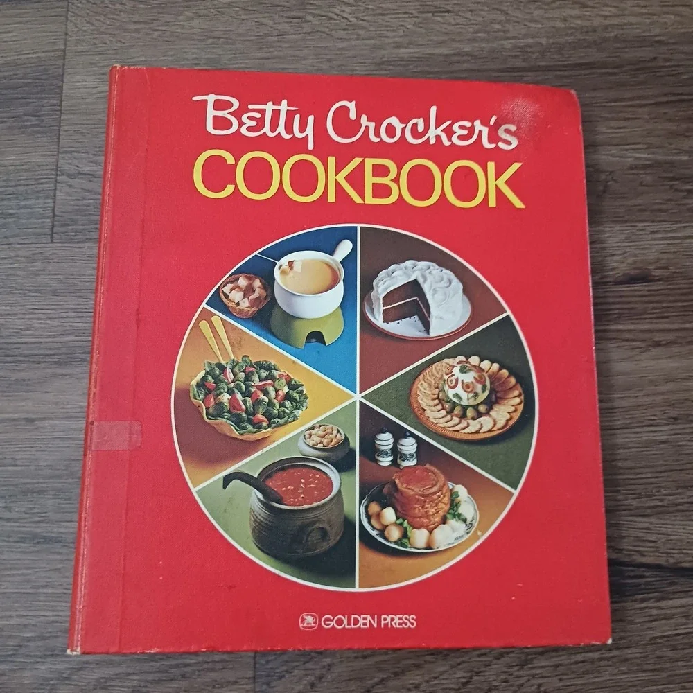 Betty Crocker Cookbook Pie Hardcover 5 Ring Binder 1976 27th Printing Golden